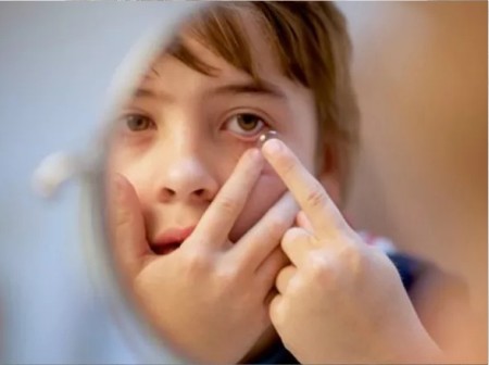 Со скольки лет можно носить линзы детям?